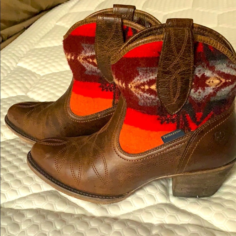 Women’s size 7B short Ariat boots